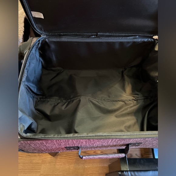 Good condition with spin wheels, an adjustable handle - Picture 2 of 4